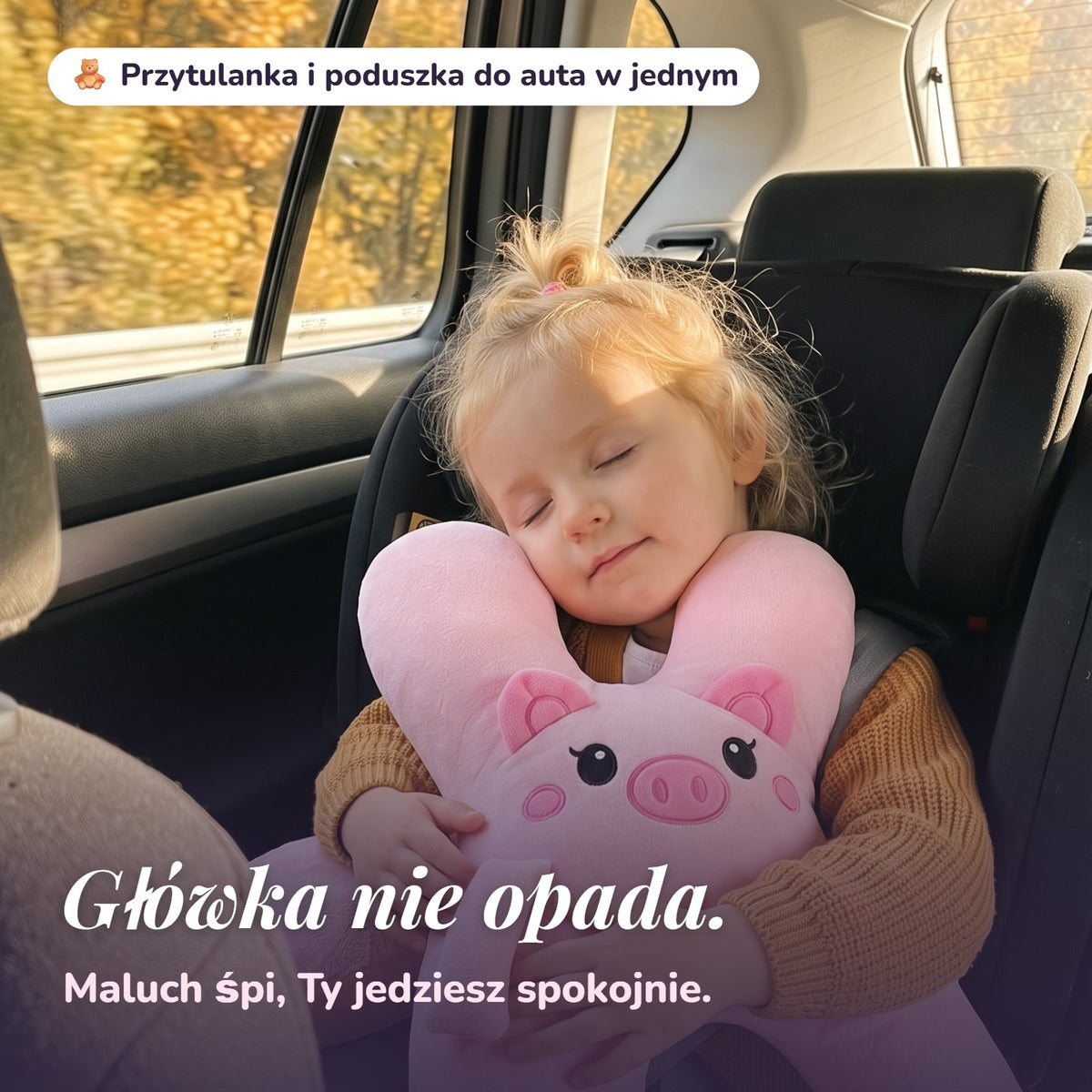 Dziewczynka śpi w foteliku przytulona do poduszki-świnki Śpiący Pasażer – główka nie opada