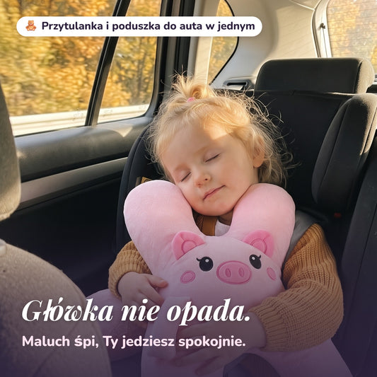 Dziewczynka śpi w foteliku przytulona do poduszki-świnki Śpiący Pasażer – główka nie opada